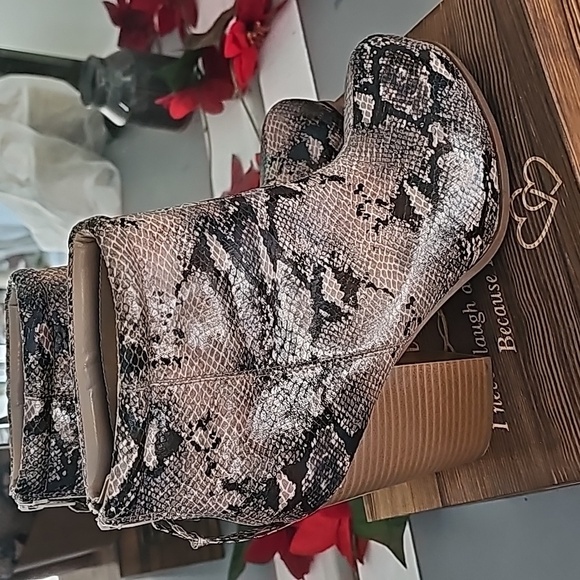 Ladies Elle snakeskin print boots NWT size 8.5 - Picture 3 of 8